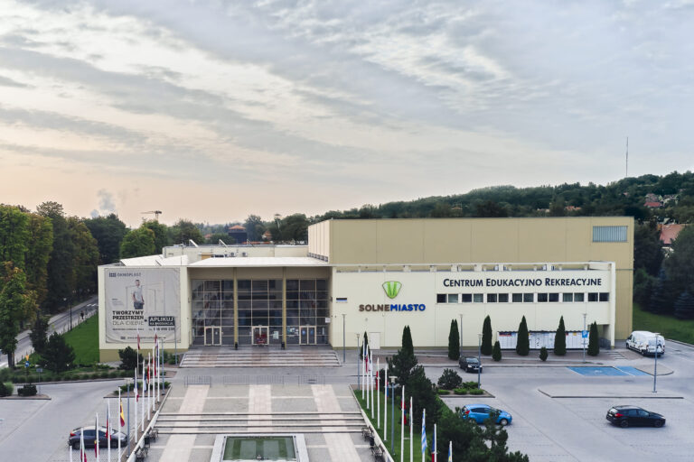 Centrum edukacyjno–rekreacyjne w Wieliczce składające się z hali sportoweji basenu pływackiego